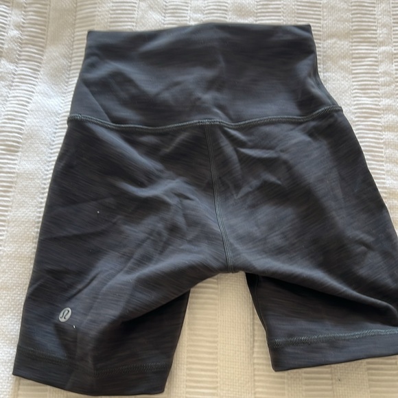 Lululemon high waist wunder under shorts. Like new size 2 - Picture 3 of 3